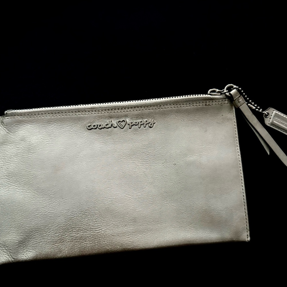 COACH Poppy Silver clutch bag with zipper (shinny silver)
